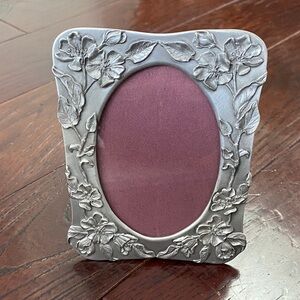 1988 Seagull Pewter Picture Frame Floral Hang or Place on Table 5.5 X 4 1/4”.